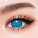 Öga med blå lins som har svarta prickar och svart kant. Täcker hela ögat utan att pupillen syns. 